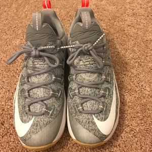 Men's basketball shoes